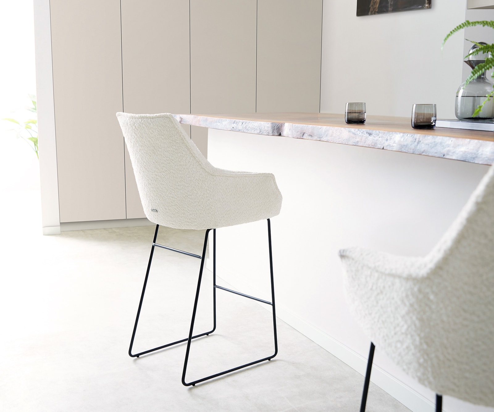 Chaise-de-bar Alja-Flex Bouclé Blanc cadre à patins métal noir ressorts ensachés 3