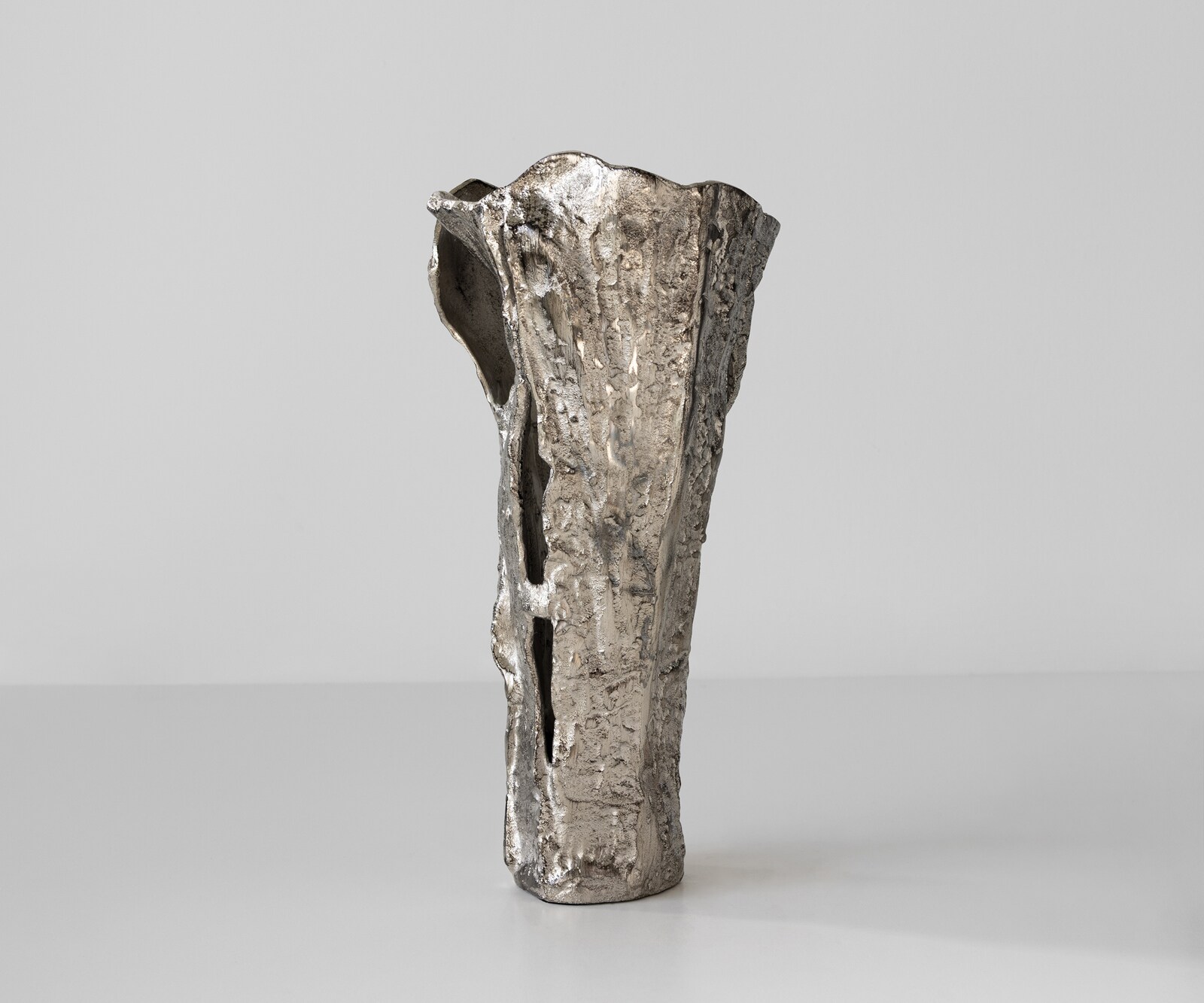 Vase Cortana B25 x T19 x H47 cm Aluminium Platin Handgemacht 1