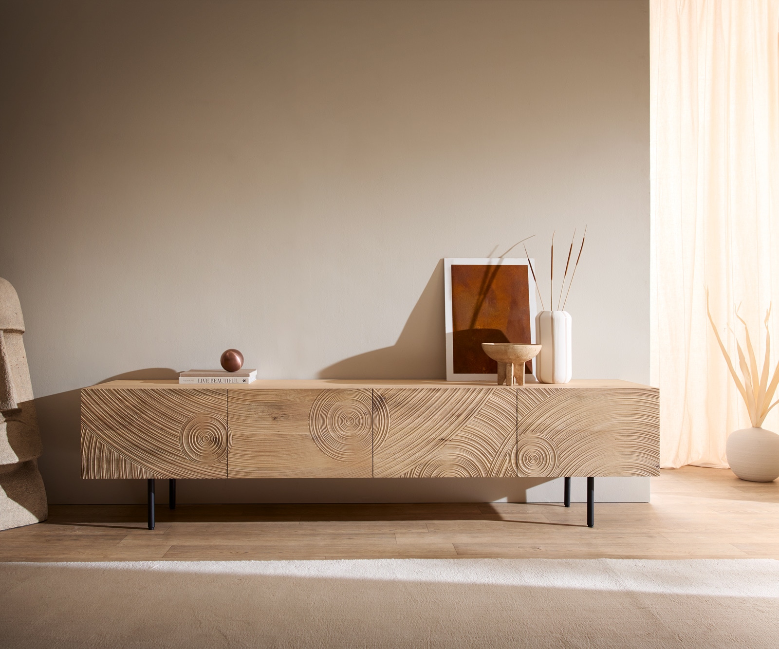 Lowboard Ashara 220 cm Eiche Natur 3D Effekt 4 Türen Rundfuß Metall Schwarz 1 Lowboard Ashara 220 cm Eiche Natur 3D Effekt 4 Türen Rundfuß Metall Schwarz 1