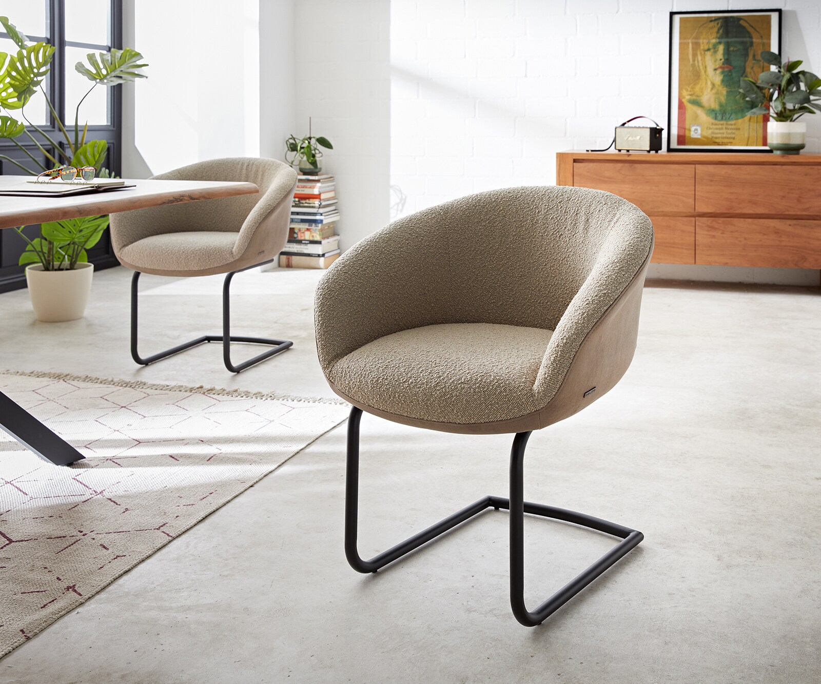 Chaise-pivotante Vinka-Flex avec accoudoirs bouclé blanc pied croisé large noir ressorts ensachés pivote sur 360° 4