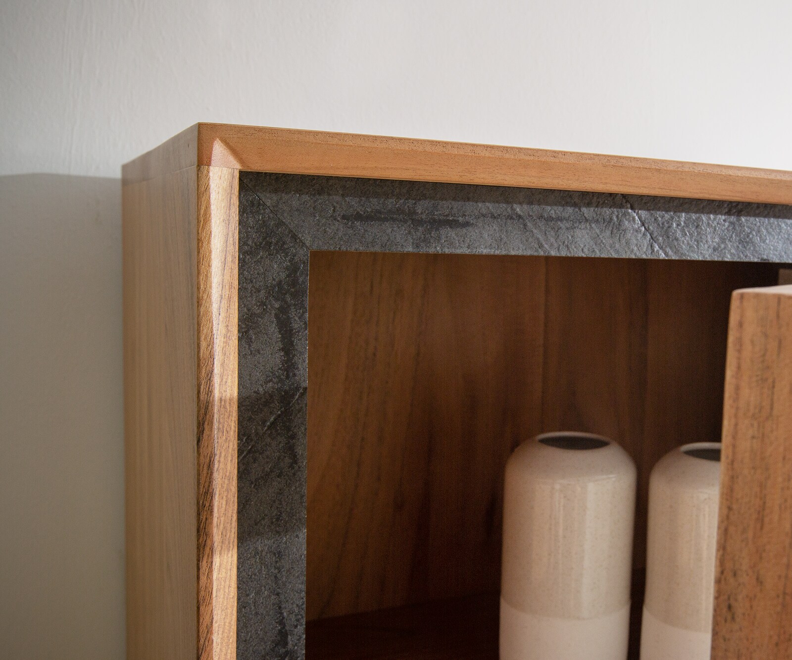 Vitrine Stonegrace 55x180 Akazie Natur 1 Tür 2 Schubladen Steinfurnier V-Fuß 5