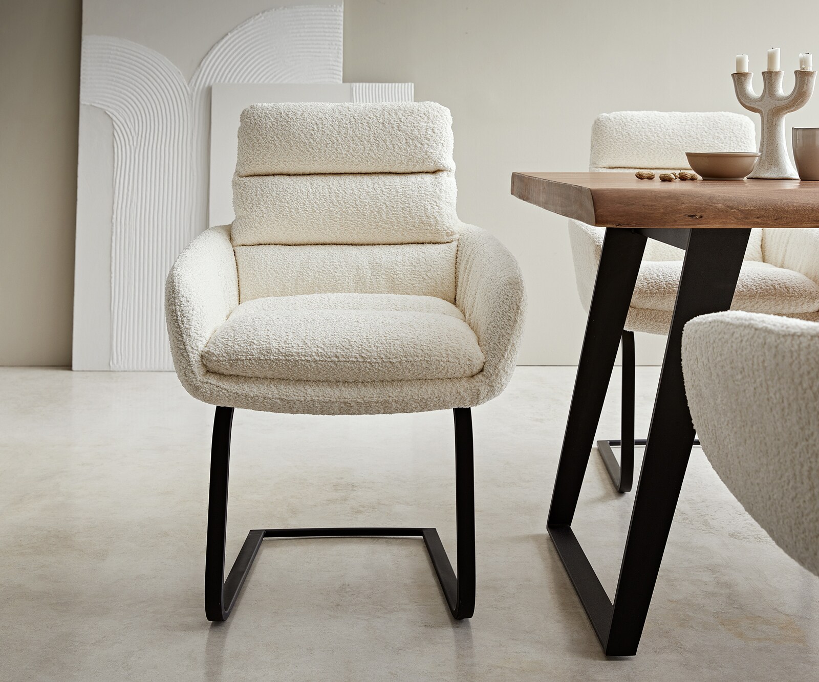 Cantilever Abelia-Flex avec accoudoirs bouclé blanc pied cantilever plat noir 1