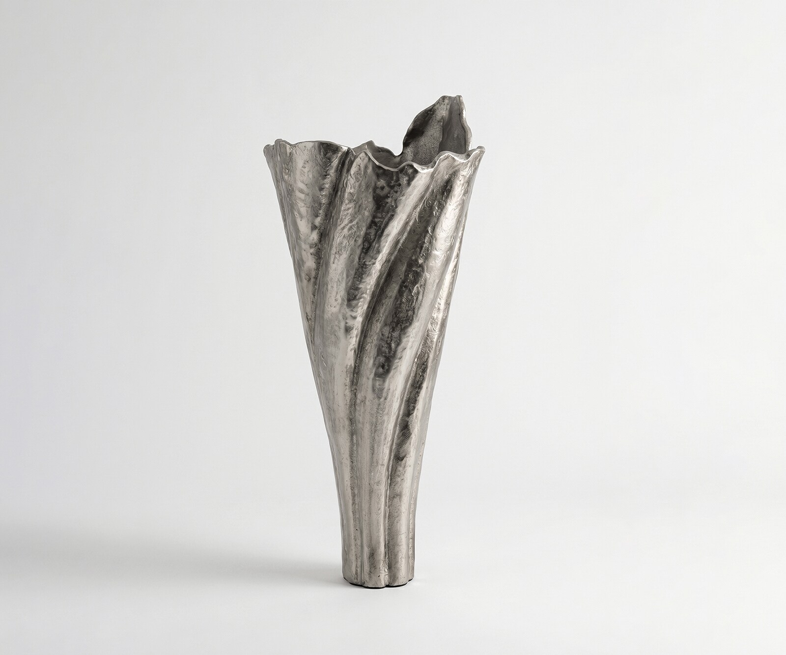 Vase Flamara B33 x T29 x H74 cm Aluminium Platin Handgemacht