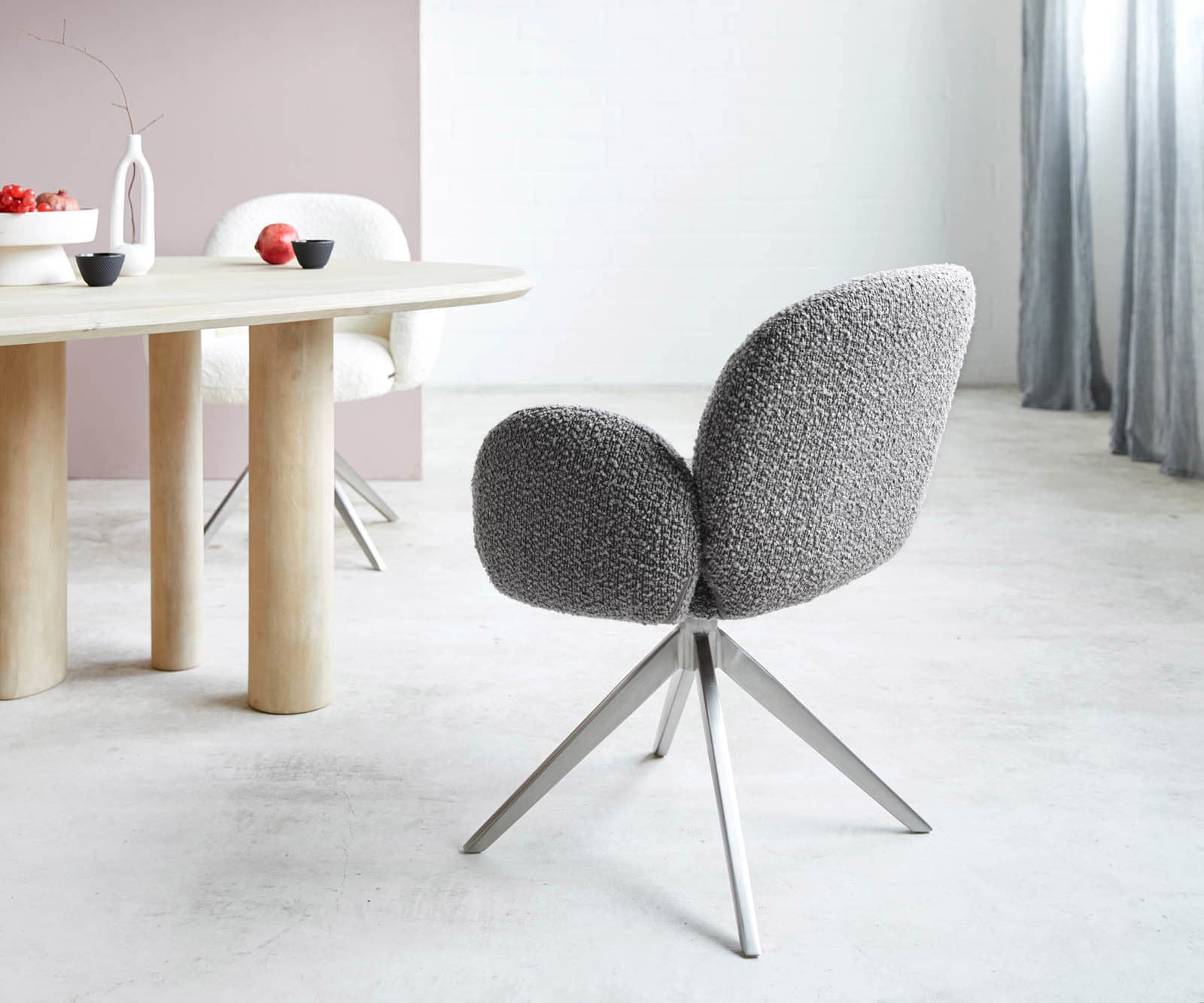 Drehstuhl Nube-Flex mit Armlehnen Bouclé Silbergrau Kreuzgestell breit Edelstahl 360° drehbar Taschenfederkern 4 Drehstuhl Nube-Flex mit Armlehnen Bouclé Silbergrau Kreuzgestell breit Edelstahl 360° drehbar Taschenfederkern 4