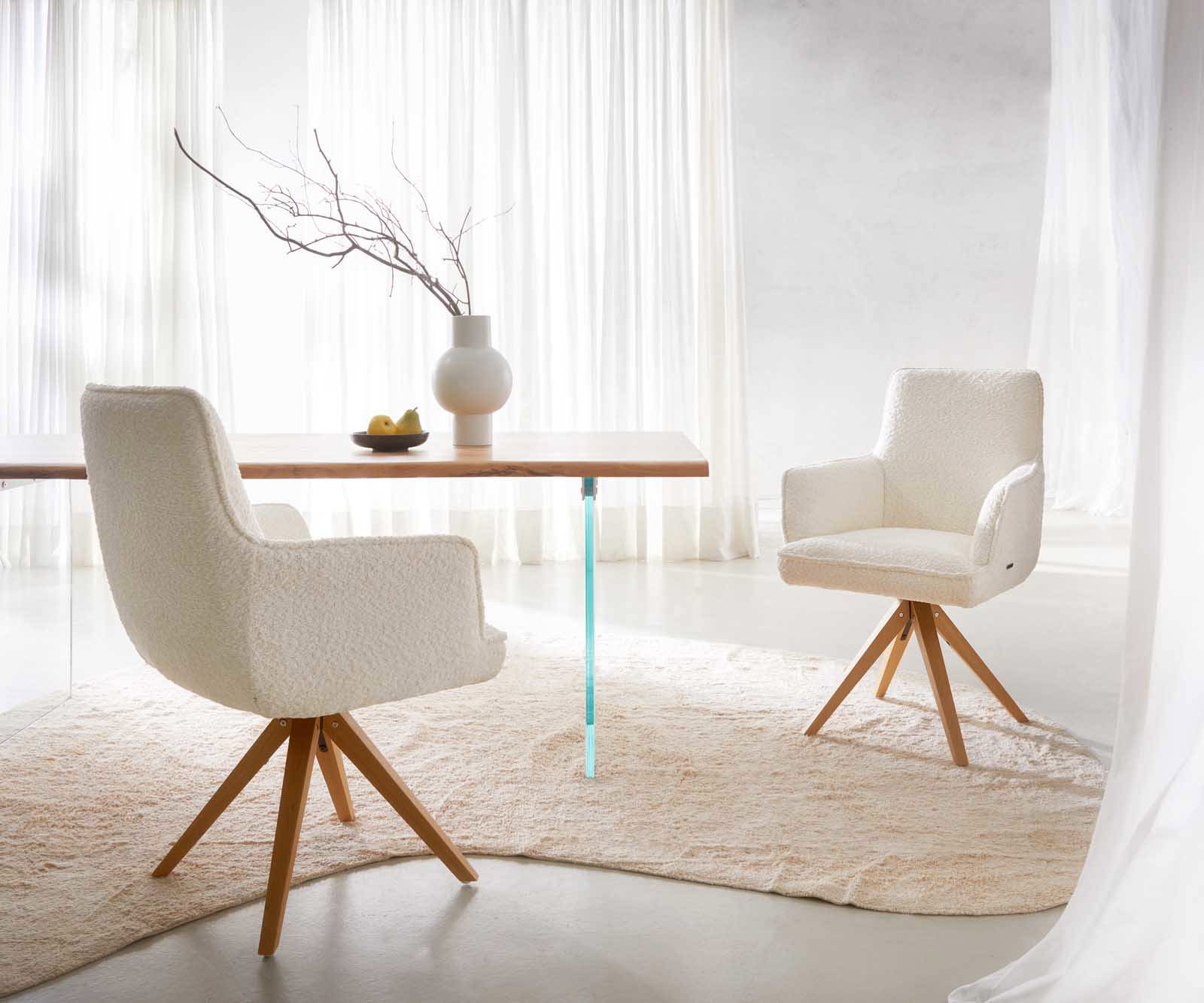Chaise-pivotante Heira-Flex avec accoudoirs bouclé blanc pied en bois angulaire naturel pivotement sur 180° ressorts ensachés 5