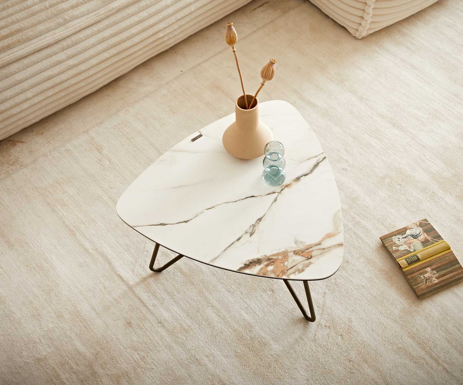 Table-basse Ekrem 65x65 cm céramique Calacatta Luxe blanc-or-gris piètement croisé rond métal effet titane 4 Table-basse Ekrem 65x65 cm céramique Calacatta Luxe blanc-or-gris piètement croisé rond métal effet titane 4