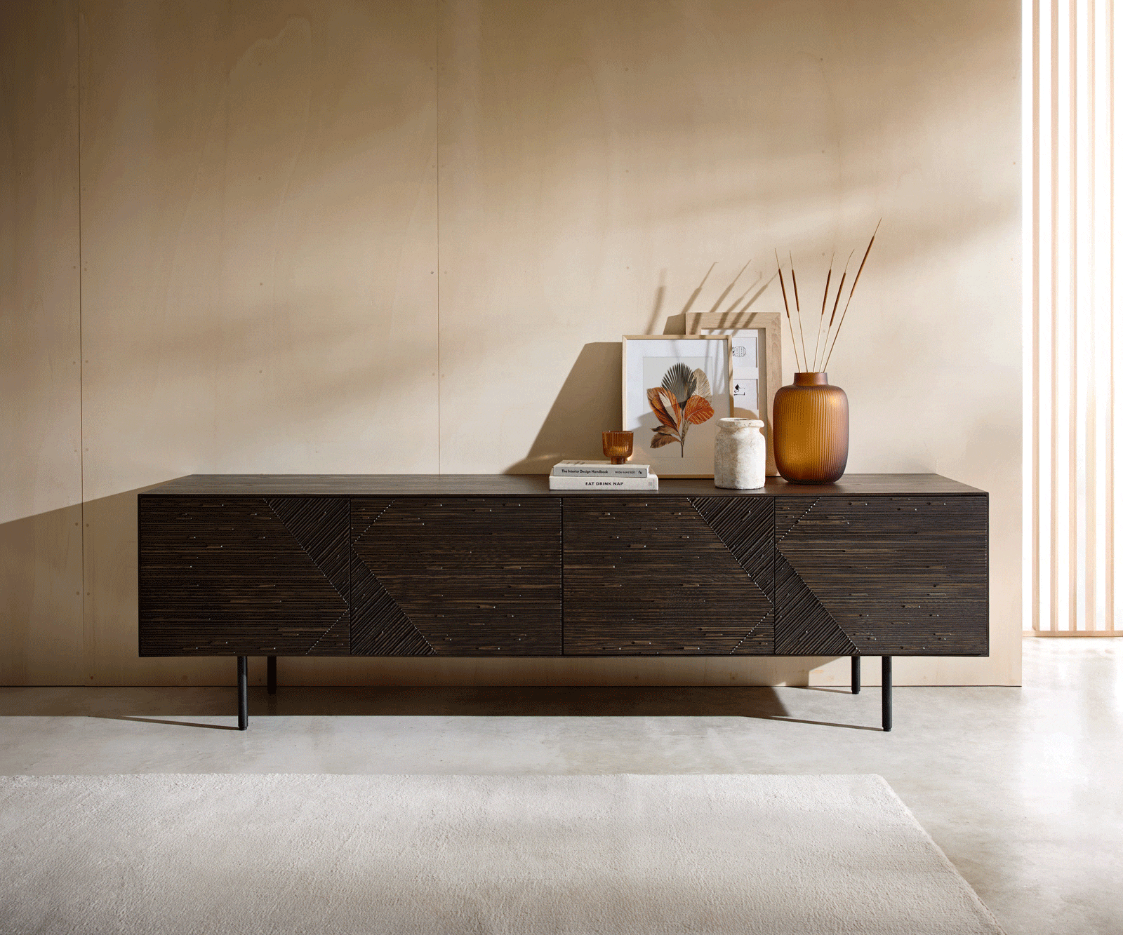 Lowboard Tereos 220 cm Esche Dunkelbraun 3D Effekt 4 Türen Rundfuß Metall Schwarz 4 Lowboard Tereos 220 cm Esche Dunkelbraun 3D Effekt 4 Türen Rundfuß Metall Schwarz 4