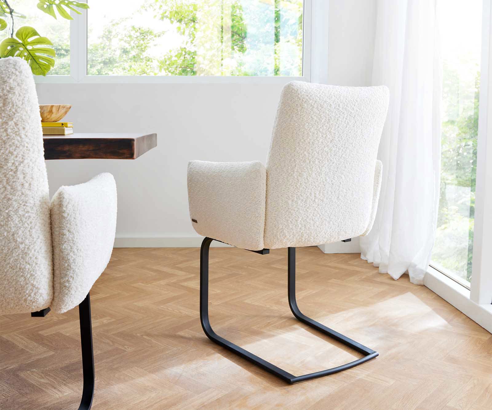 Cantilever Jova-Flex avec accoudoirs bouclé blanc pied cantilever plat noir ressorts ensachés 4