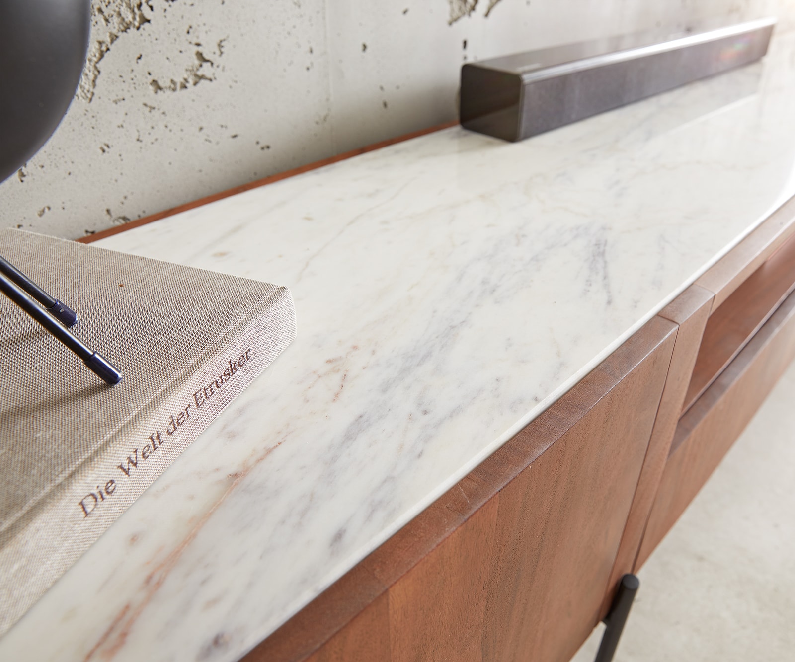 Lowboard Secara 220 cm Akazie Braun 2 Türen 2 Schübe Marmor Füße Schwarz 6 Lowboard Secara 220 cm Akazie Braun 2 Türen 2 Schübe Marmor Füße Schwarz 6