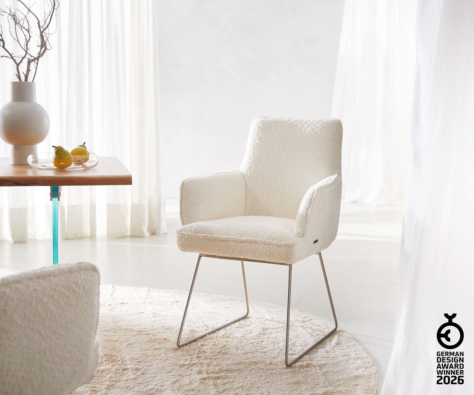 Chaise-de-salle-à-manger Heira-Flex avec accoudoirs bouclé blanc pied trapèze acier inoxydable brossé ressorts ensachés