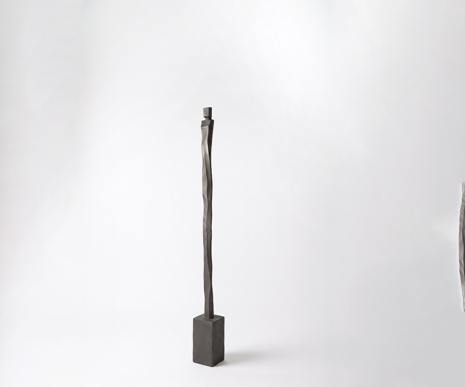 Figur Statera B12 x T12 x H131 cm Aluminium Basalt Handgemacht