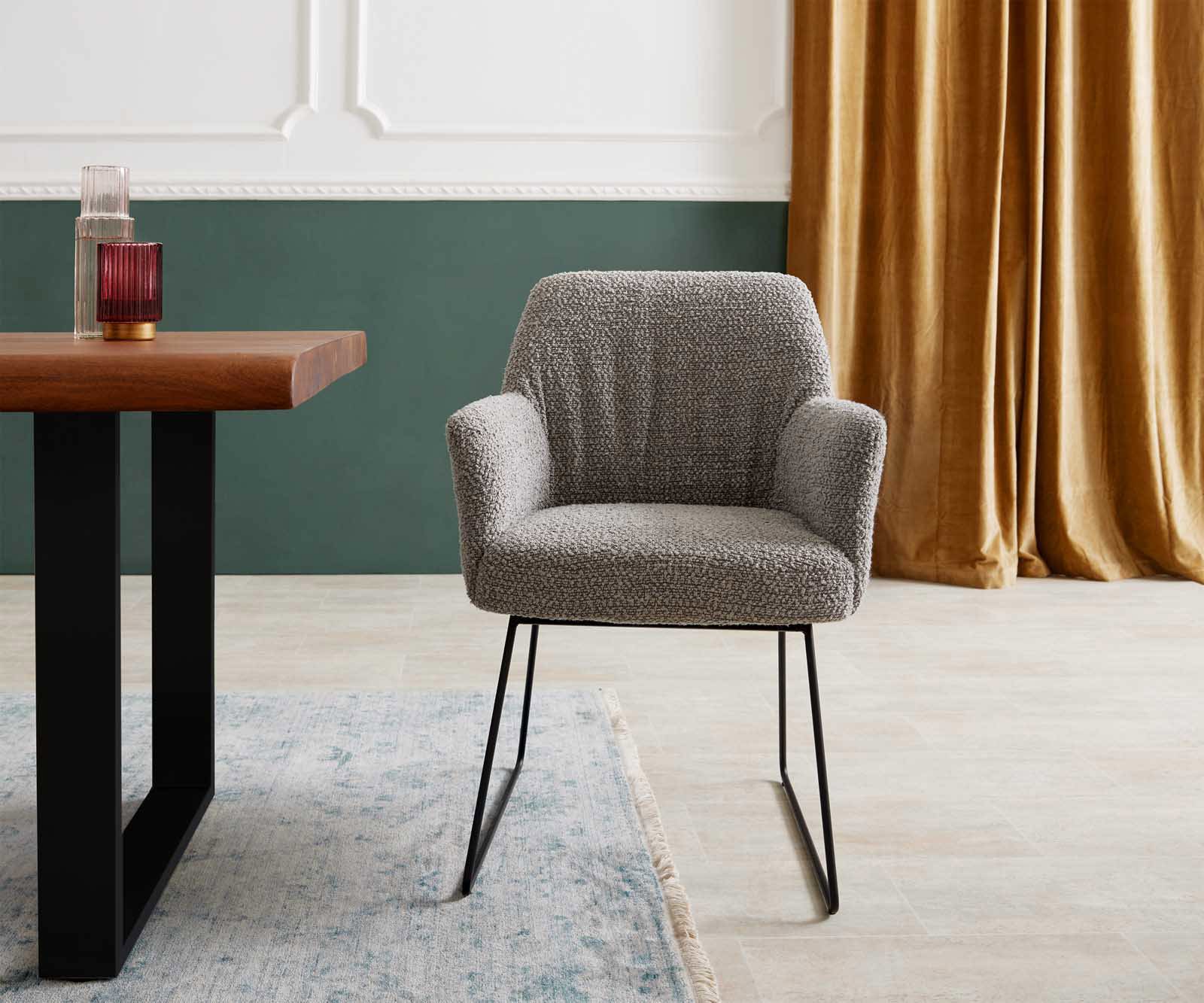 Chaise-de-salle-à-manger Xana-Flex avec accoudoirs bouclé gris argenté pied trapèze noir ressorts ensachés 1