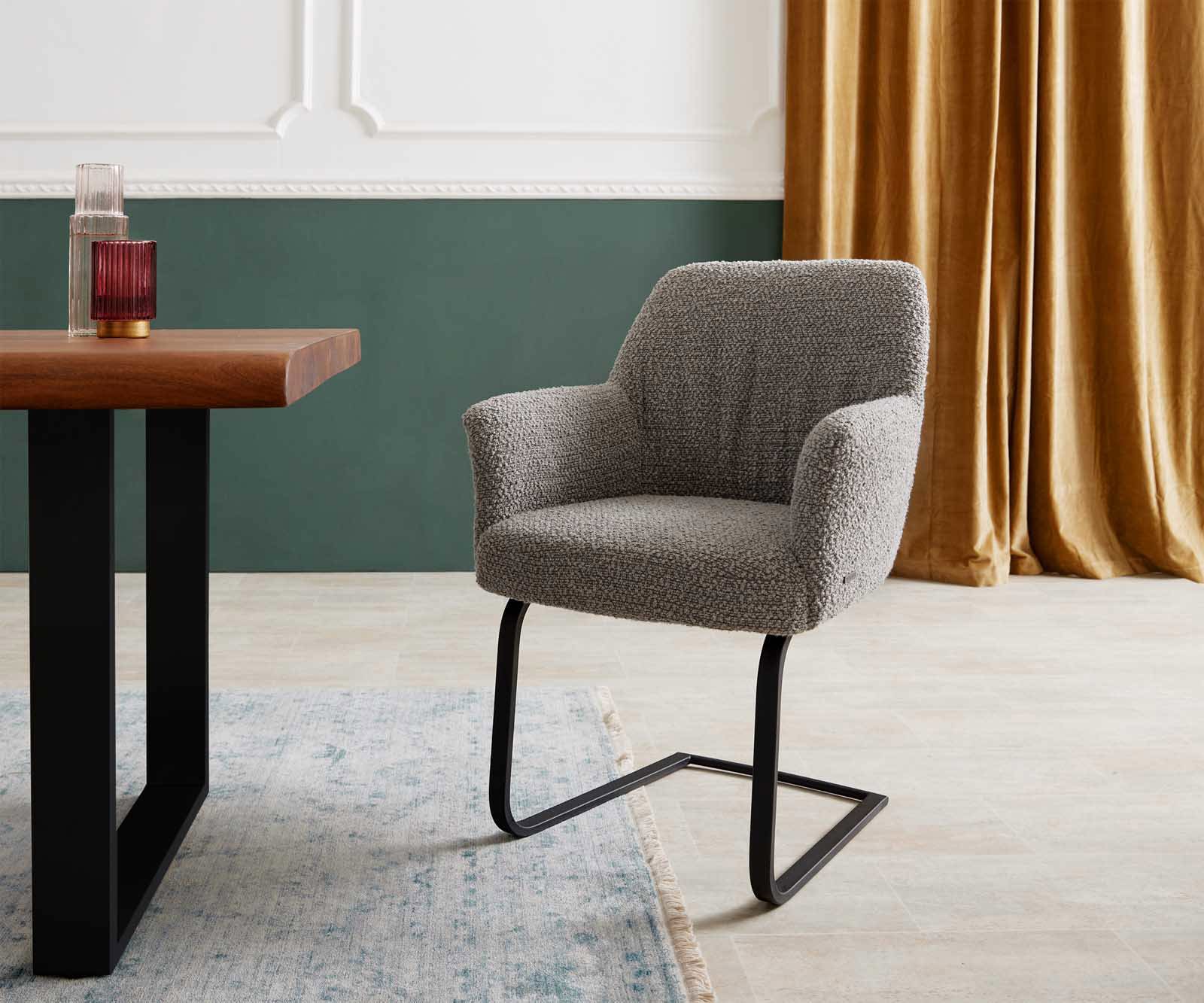 Cantilever Xana-Flex avec accoudoirs bouclé gris argenté pied cantilever plat noir ressorts ensachés