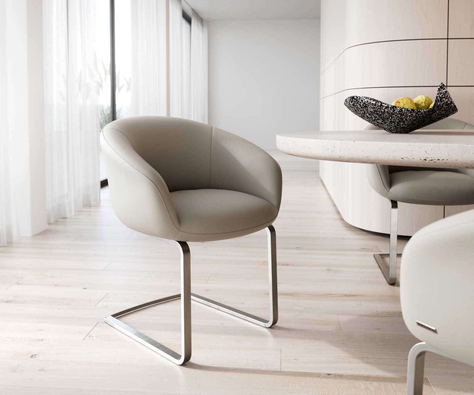 Cantilever Vinka-Flex avec accoudoirs cuir de vache couleur boue pied cantilever plat acier inoxydable brossé ressorts ensachés
