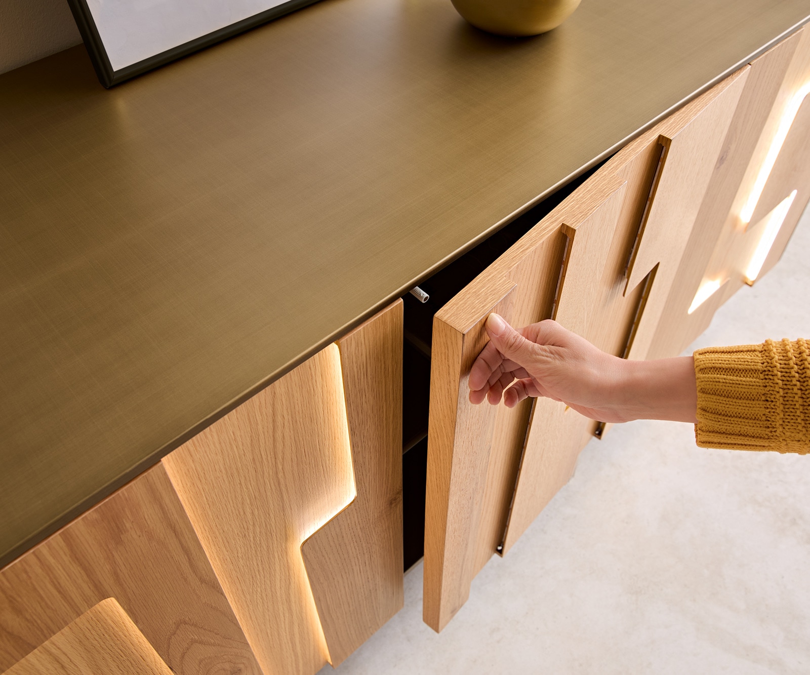 Buffet Taka 200 cm doré métallique 4 portes pied acrylique 4 Buffet Taka 200 cm doré métallique 4 portes pied acrylique 4