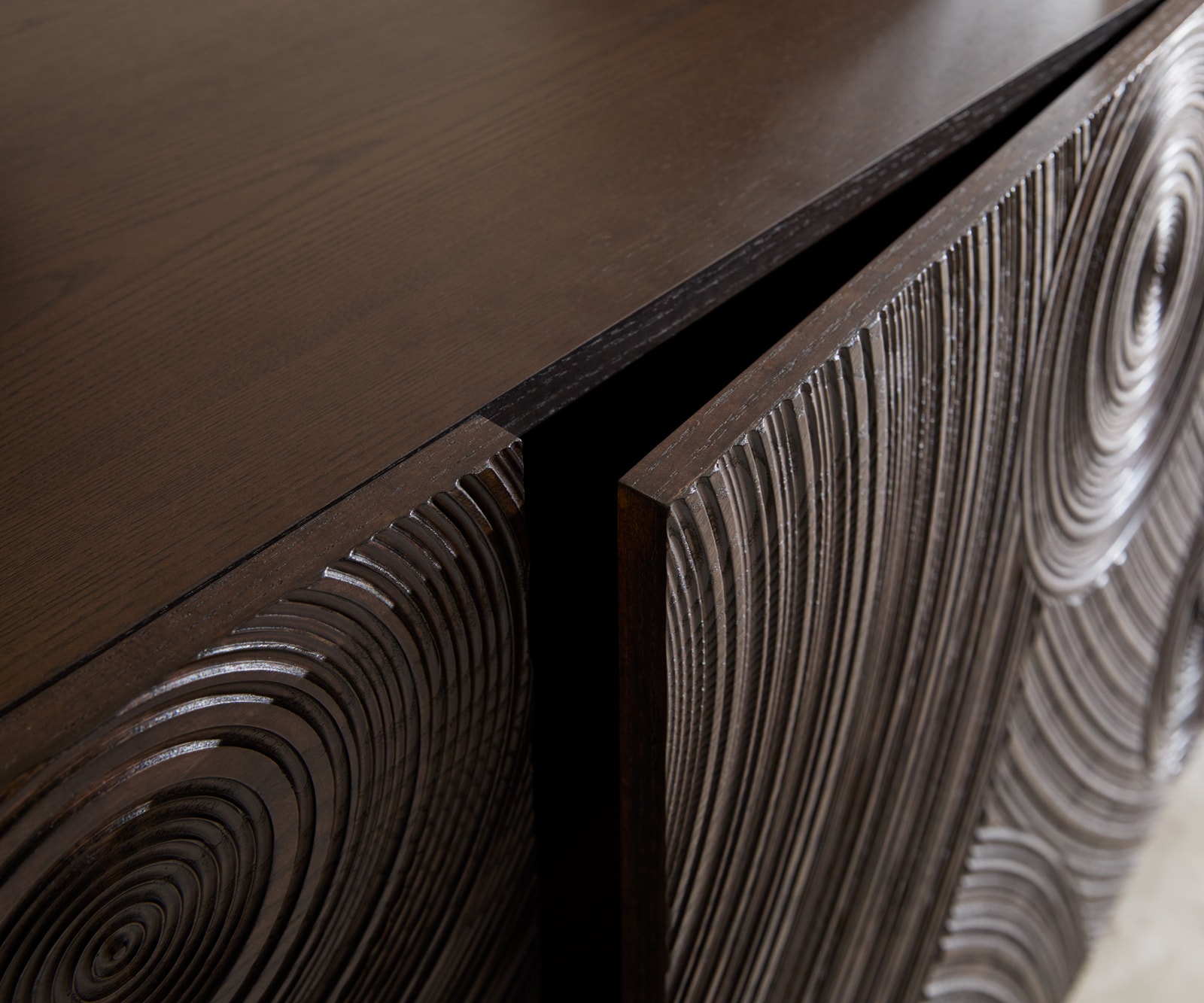 Sideboard Ashara 200 cm Esche Dunkelbraun 3D Effekt 4 Türen Kufe Metall Schwarz 5 Sideboard Ashara 200 cm Esche Dunkelbraun 3D Effekt 4 Türen Kufe Metall Schwarz 5