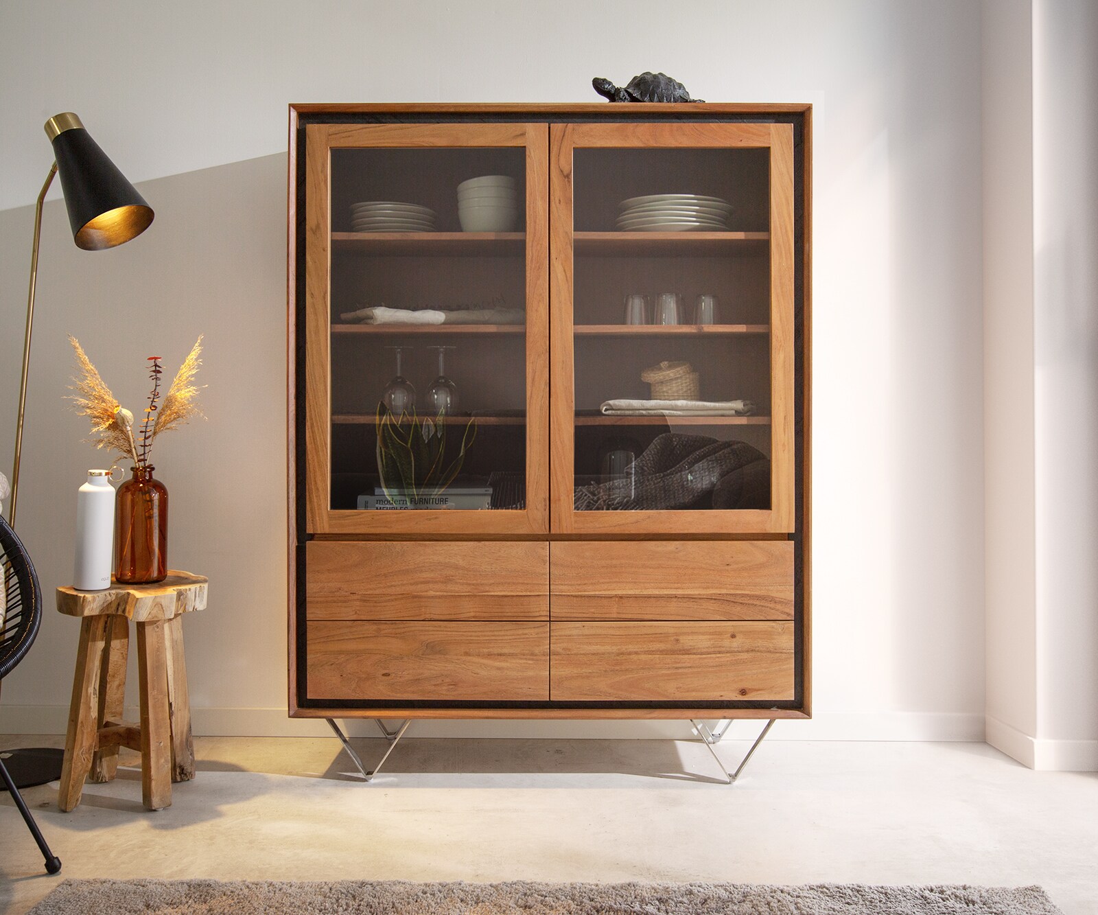 Vitrine Stonegrace 115x150 acacia nature 2 portes 4 tiroirs placage en pierre pieds en V 1