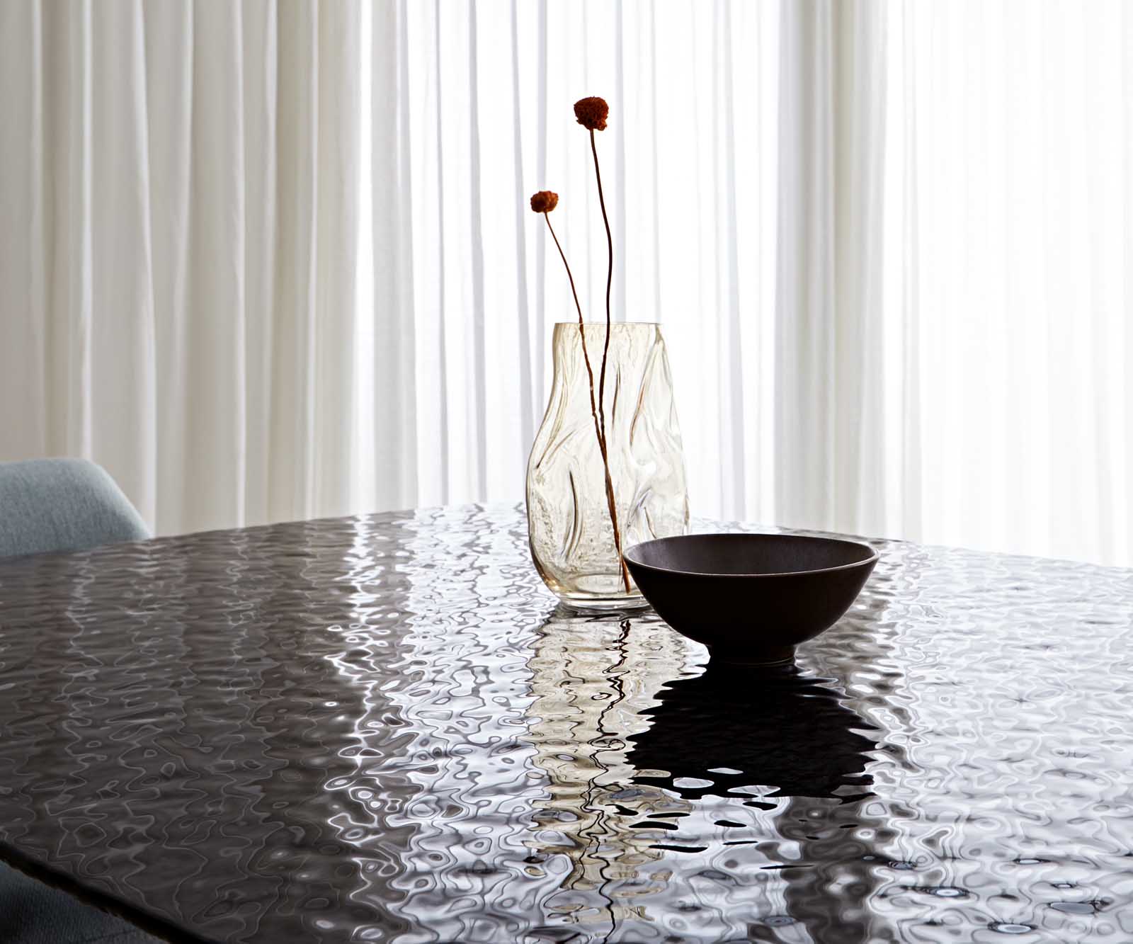 Table à manger Edge en forme de bateau 240x120 verre fondu noir fumé relief en 3D Spider acier plat noir 8