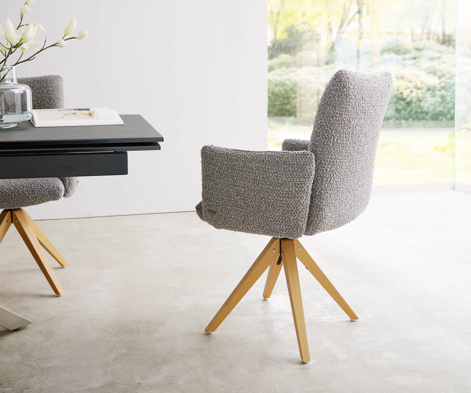 Chaise-pivotante Jova-Flex avec accoudoirs bouclé gris argenté pied en bois angulaire naturel pivotement sur 180° ressorts ensachés 4