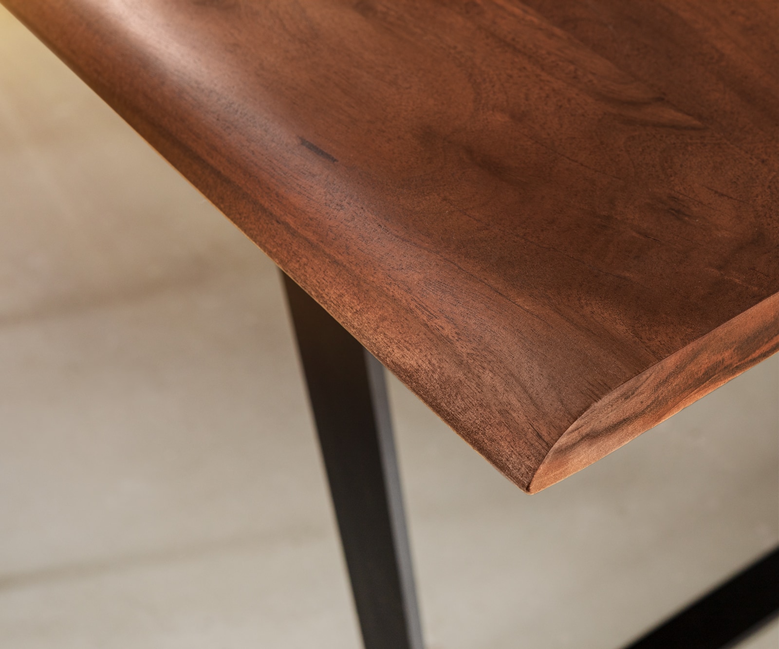 Esstisch Edge 300x100 Akazie Braun Metall Schräg Live-Edge 4 Esstisch Edge 300x100 Akazie Braun Metall Schräg Live-Edge 4