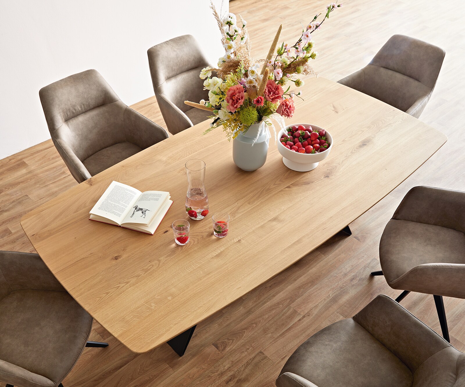 Esstisch Edge Boot 200x100x2,5-3 Eiche Natur V-Gestell Flachstahl Schwarz Schweizer Kante 1 Esstisch Edge Boot 200x100x2,5-3 Eiche Natur V-Gestell Flachstahl Schwarz Schweizer Kante 1