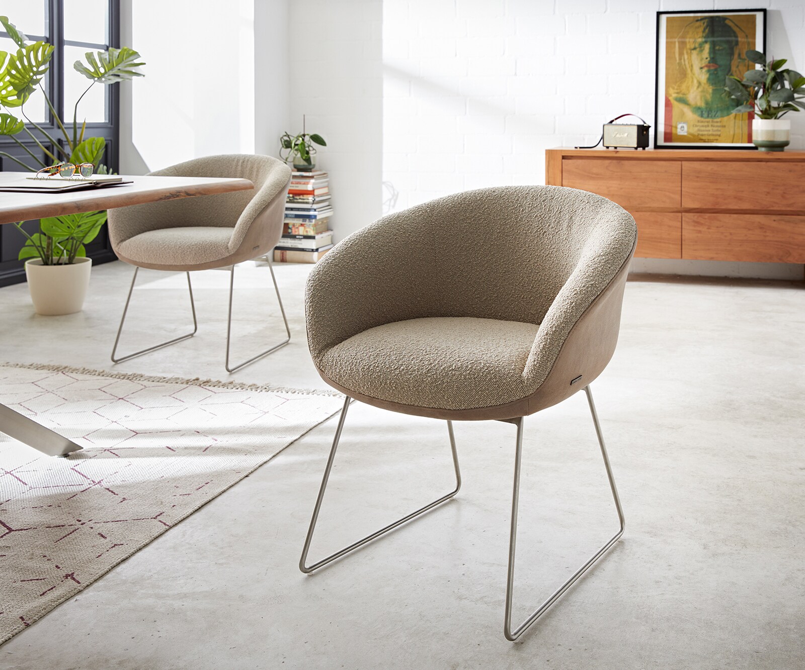 Chaise-de-salle-à-manger Vinka-Flex avec accoudoirs tissu mixte couleur boue pied trapèze acier inoxydable brossé ressorts ensachés