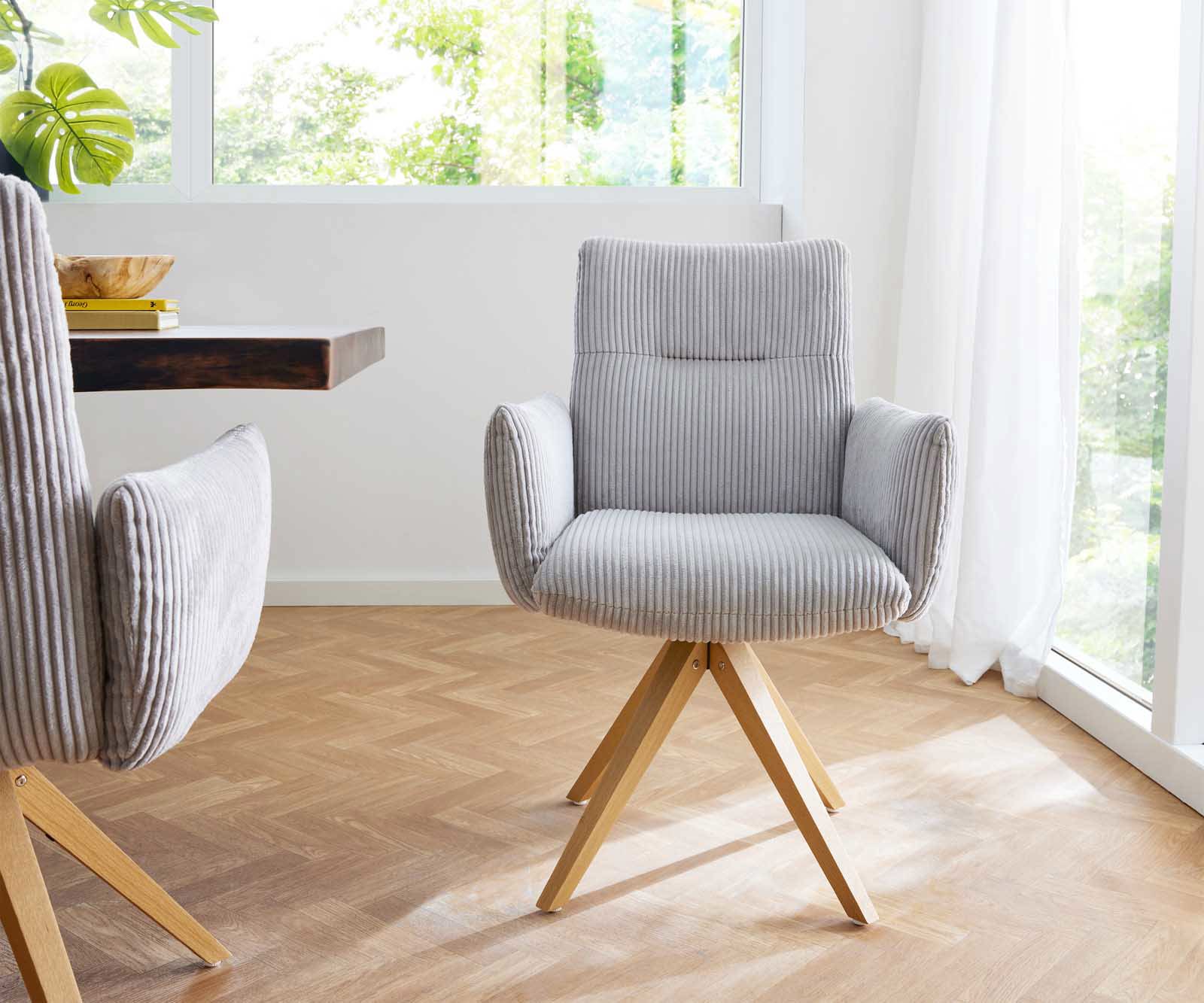 Chaise-pivotante Jova-Flex avec accoudoirs côtelé gris argenté pied en bois angulaire naturel pivotement sur 180° ressorts ensachés 1