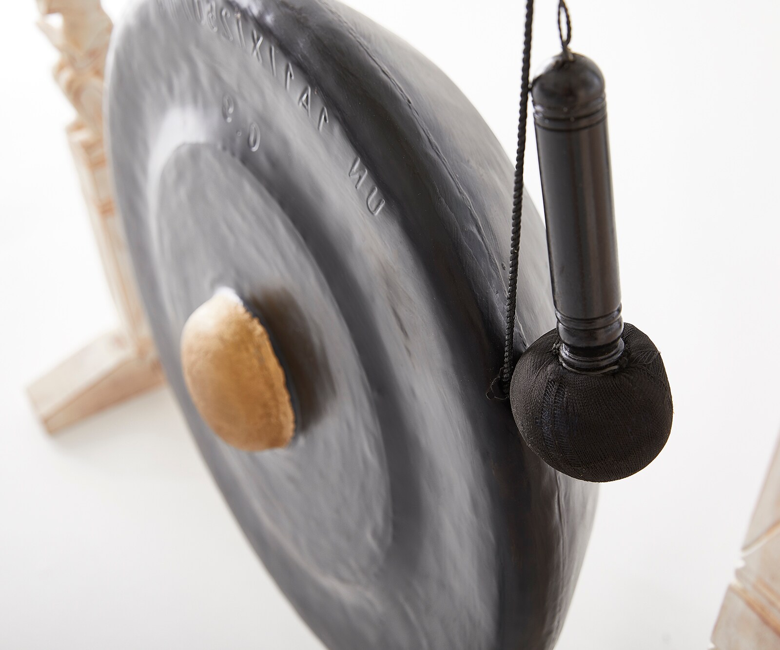 Gong Zabulon Ø40 cm blanc lavé avec cadre en bois d'Albasia 2