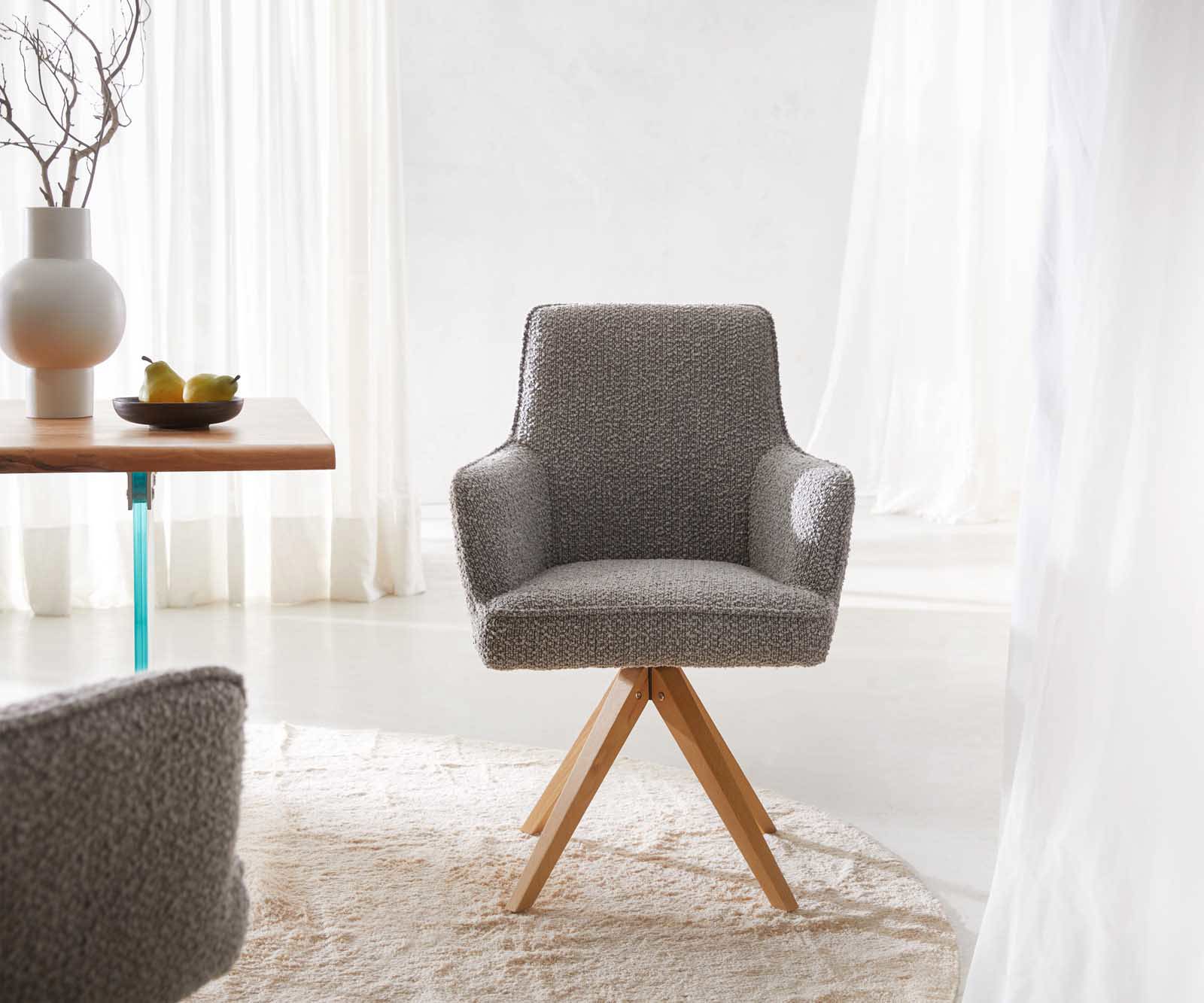 Chaise-pivotante Heira-Flex avec accoudoirs bouclé gris argenté pied en bois angulaire naturel pivotement sur 180° ressorts ensachés 1