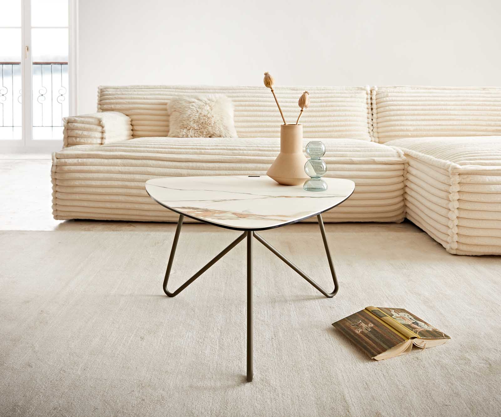 Table-basse Ekrem 65x65 cm céramique Calacatta Luxe blanc-or-gris piètement croisé rond métal effet titane 1 Table-basse Ekrem 65x65 cm céramique Calacatta Luxe blanc-or-gris piètement croisé rond métal effet titane 1