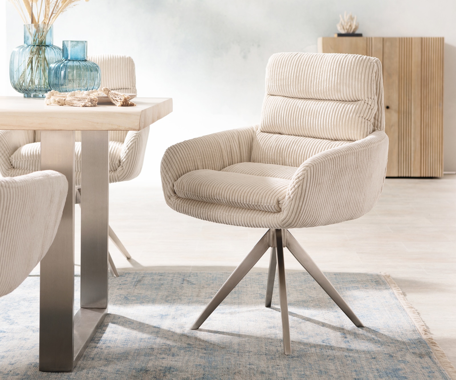 Esszimmerstuhl Abelia-Flex mit Armlehnen Cord Beige Kreuzgestell kantig Edelstahl Esszimmerstuhl Abelia-Flex mit Armlehnen Cord Beige Kreuzgestell kantig Edelstahl