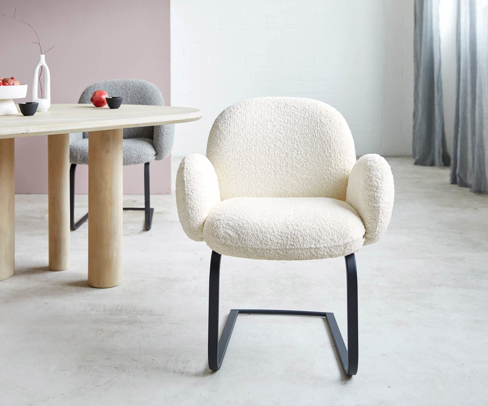 Cantilever Nube-Flex avec accoudoirs bouclé blanc pied cantilever plat noir ressorts ensachés 1