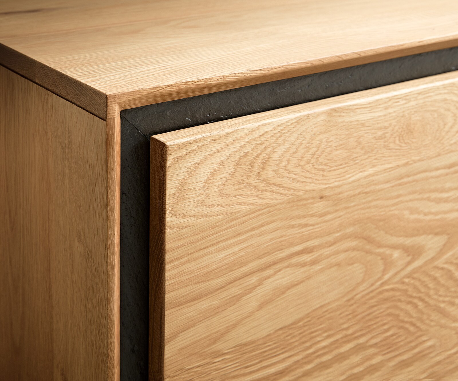 Buffet Stonegrace 200 cm chêne naturel 4 portes placage pierre pied en V métal noir 4