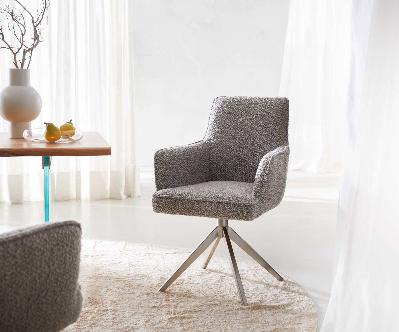 Drehstuhl Heira-Flex mit Armlehnen Bouclé Silbergrau Kreuzgestell breit Edelstahl 360° drehbar Taschenfederkern Drehstuhl Heira-Flex mit Armlehnen Bouclé Silbergrau Kreuzgestell breit Edelstahl 360° drehbar Taschenfederkern