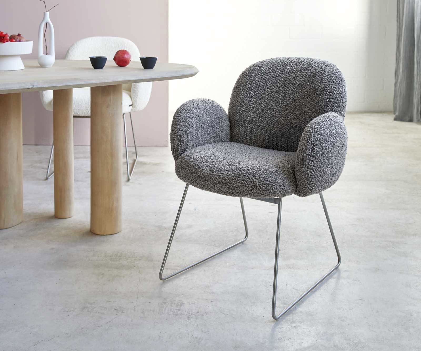 Chaise-de-salle-à-manger Nube-Flex avec accoudoirs bouclé gris argenté pied trapèze acier inoxydable brossé ressorts ensachés