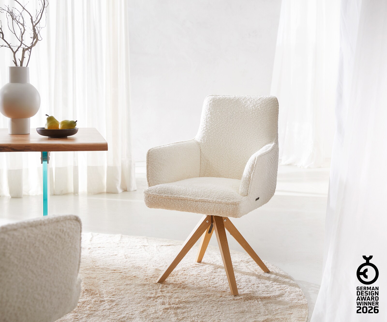 Chaise-pivotante Heira-Flex avec accoudoirs bouclé blanc pied en bois angulaire naturel pivotement sur 180° ressorts ensachés