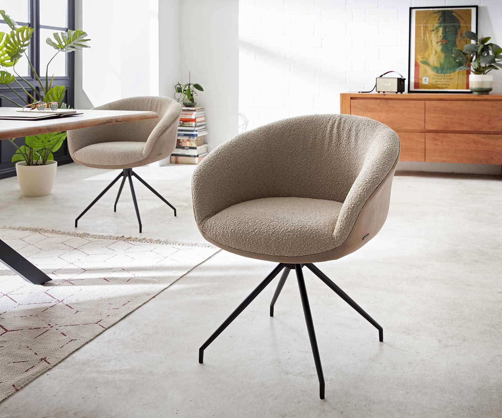 Chaise-pivotante Vinka-Flex avec accoudoirs tissu mixte couleur boue pied croisé conique noir ressorts ensachés pivote sur 180°