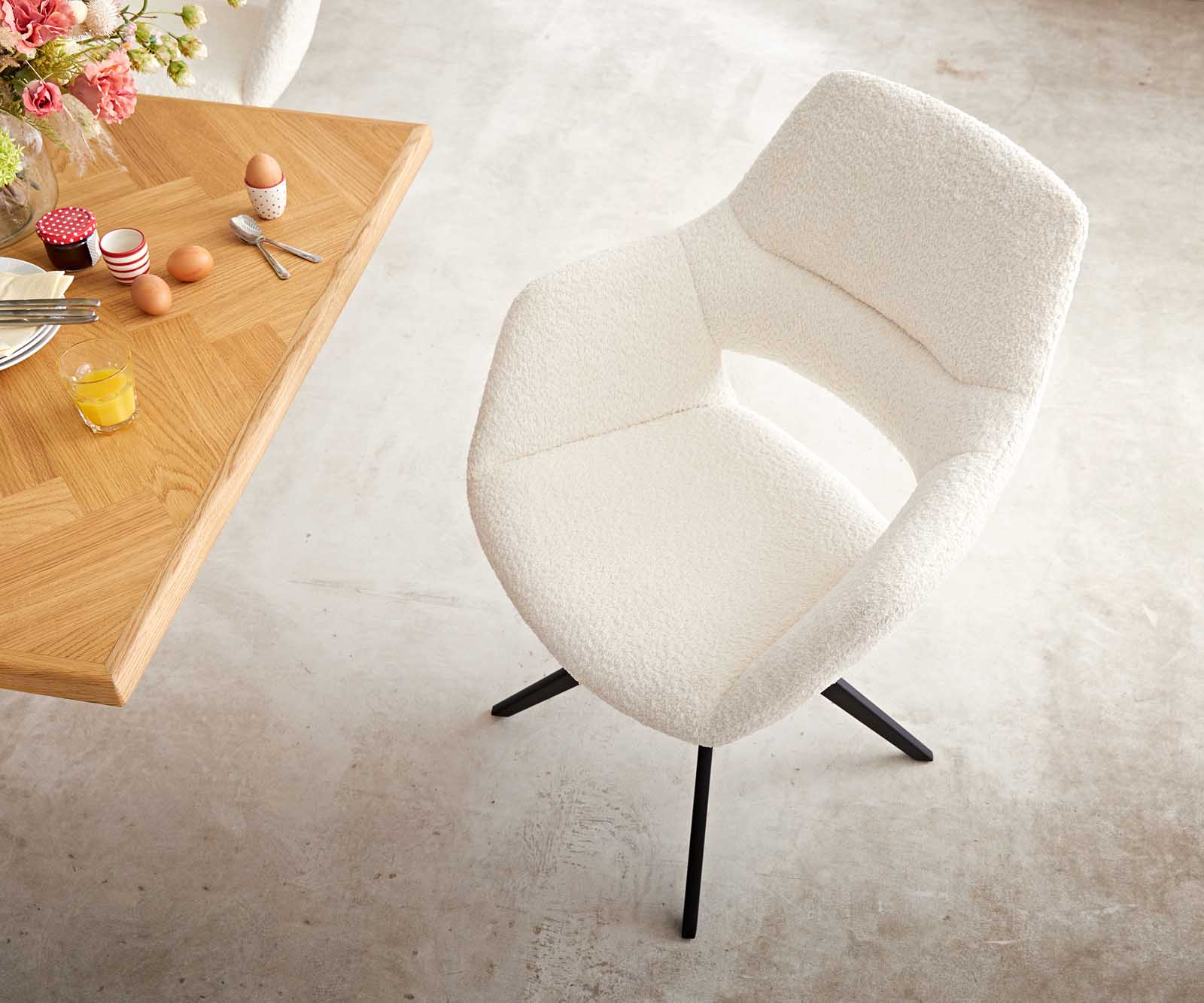 Chaise-pivotante Yago-Flex XL avec accoudoirs bouclé blanc cadre croisé large noir pivote sur 360° 6