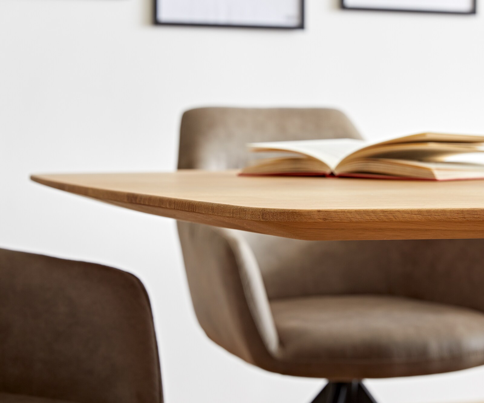 Table à manger Edge Boot 200x100x2,5-3 chêne nature cadre croisé rectangle acier inoxydable bord suisse 4