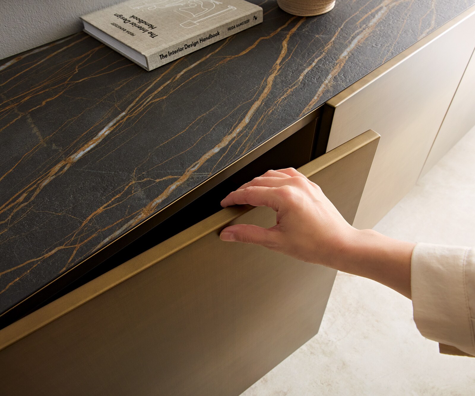 Buffet Kazu 220 cm Or métallique 4 portes Pied acrylique Céramique Laminam®Noir Desir Marron 1