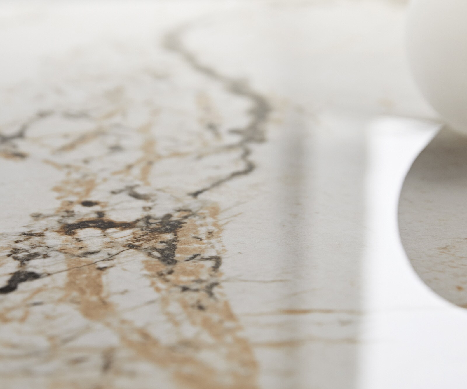 Buffet Cuor 150 cm Céramique Minas Melange Blanc-beige 3 Portes Pied optique flottant Verre acrylique 5