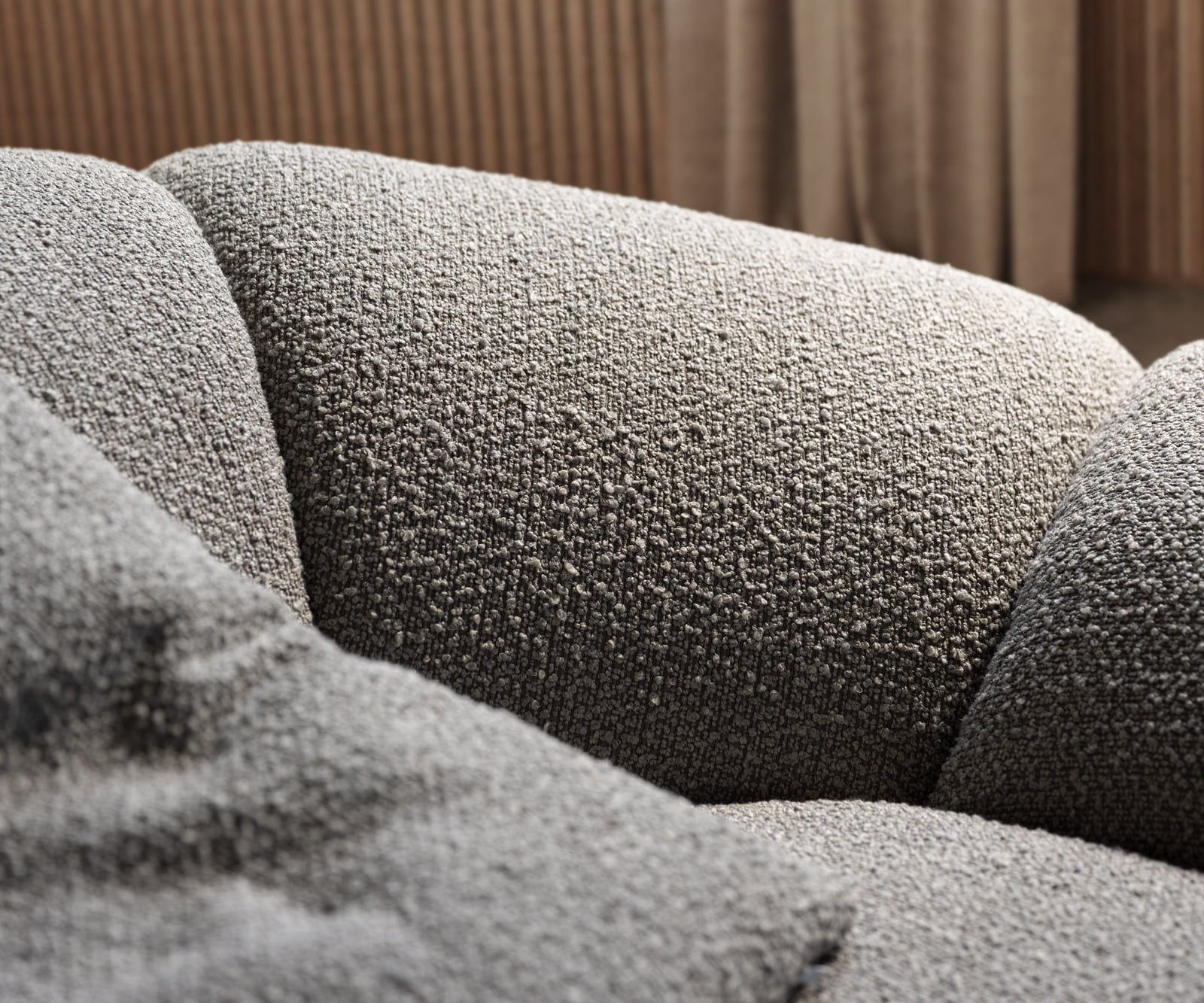 Grand canapé Lunna 360x175 cm Bouclé gris argenté 2 coussins 3 Grand canapé Lunna 360x175 cm Bouclé gris argenté 2 coussins 3