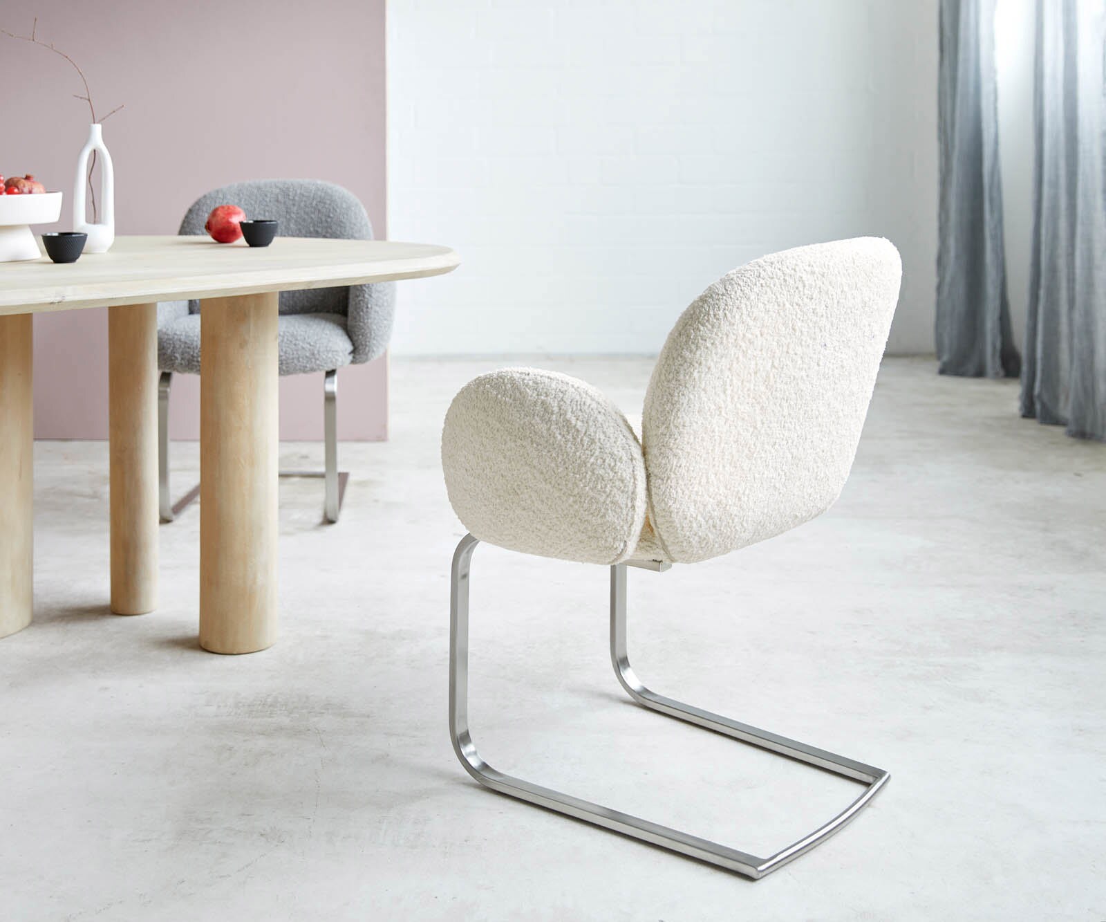 Freischwinger Nube-Flex mit Armlehnen Bouclé Weiß Freischwinger flach Edelstahl Taschenfederkern 3