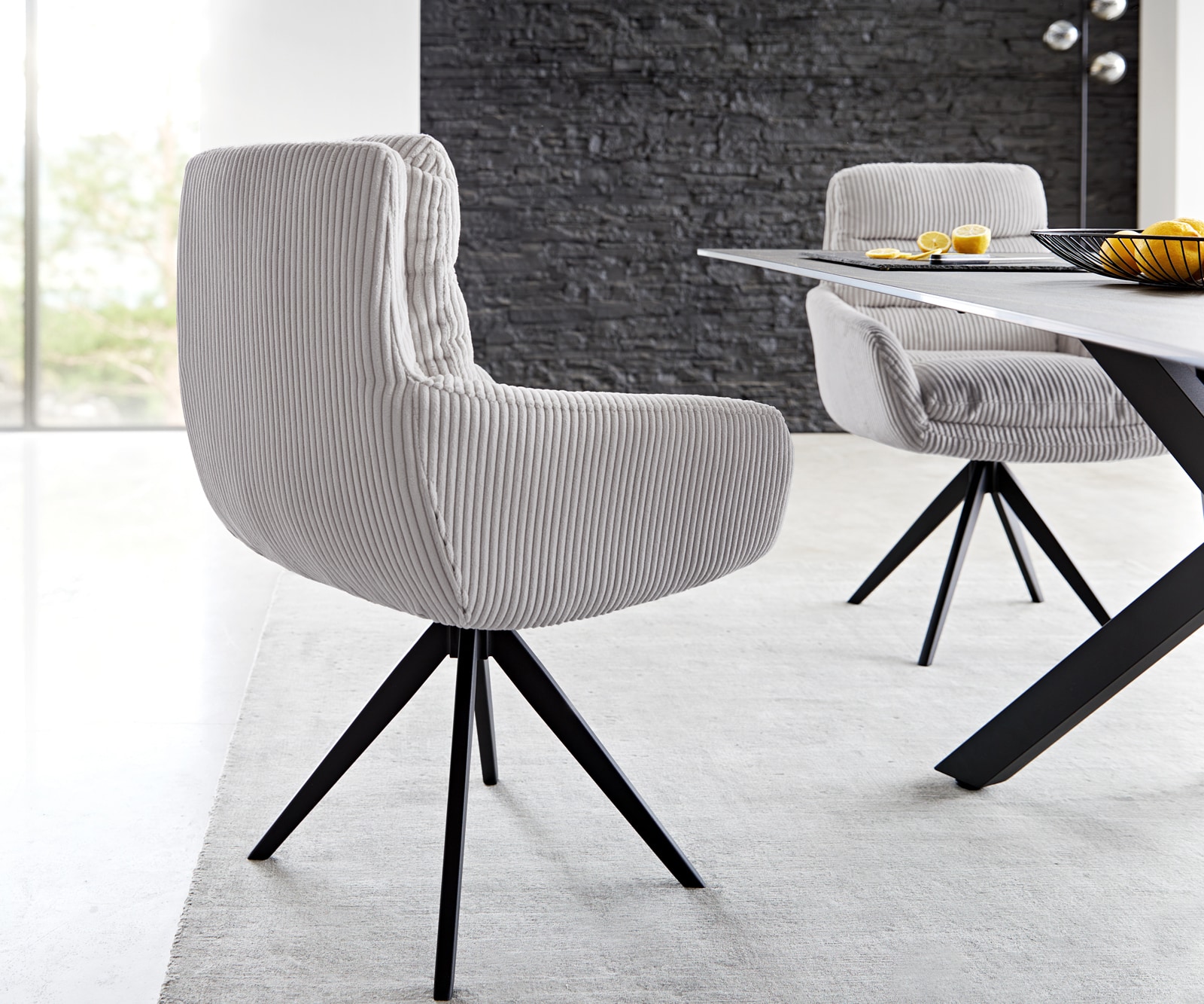 Esszimmerstuhl Abelia-Flex mit Armlehnen Cord Silbergrau Kreuzgestell kantig Schwarz 4 Esszimmerstuhl Abelia-Flex mit Armlehnen Cord Silbergrau Kreuzgestell kantig Schwarz 4