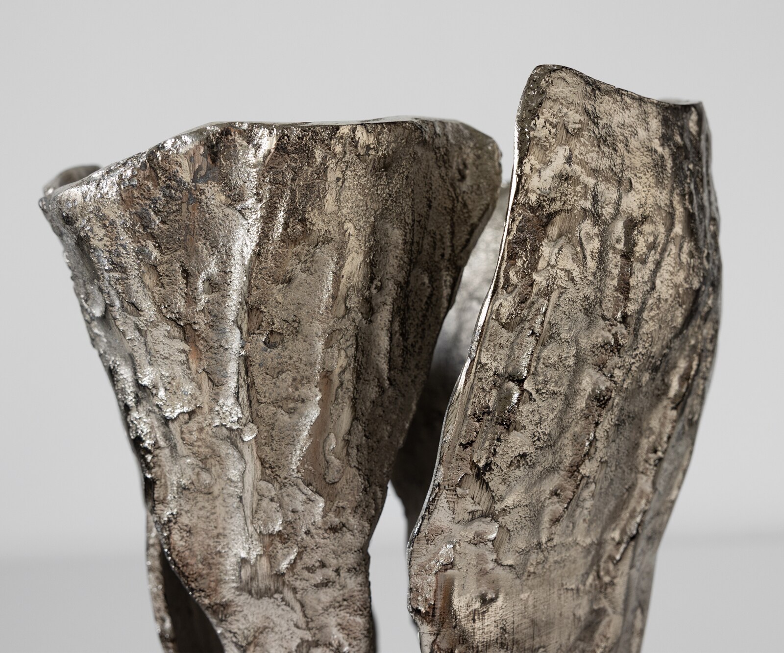 Vase Cortana B25 x T19 x H47 cm Aluminium Platin Handgemacht 3