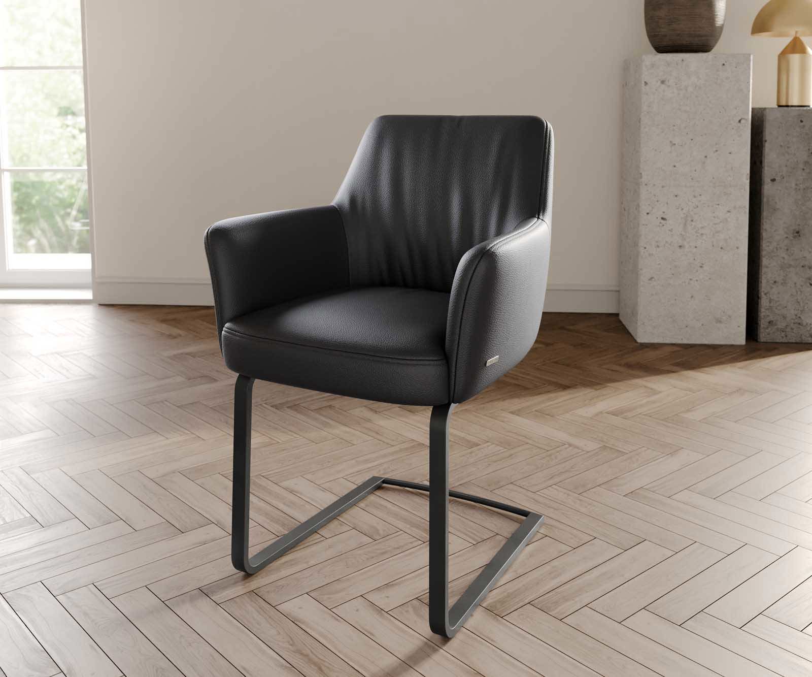 Cantilever Xana-Flex avec accoudoirs cuir de vache noir pied cantilever plat noir ressorts ensachés