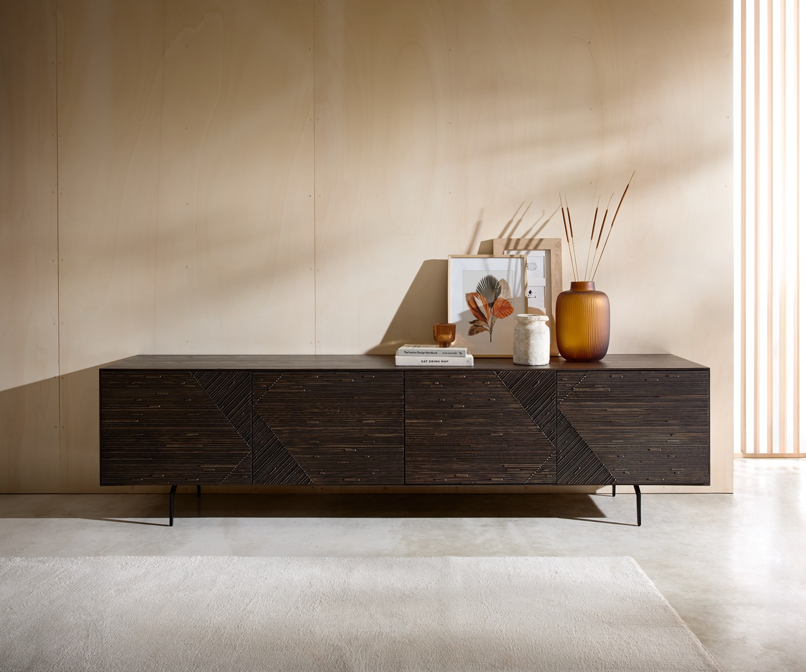 Lowboard Tereos 220 cm Esche Dunkelbraun 3D Effekt 4 Türen Winkelfuß Metall Schwarz 1 Lowboard Tereos 220 cm Esche Dunkelbraun 3D Effekt 4 Türen Winkelfuß Metall Schwarz 1