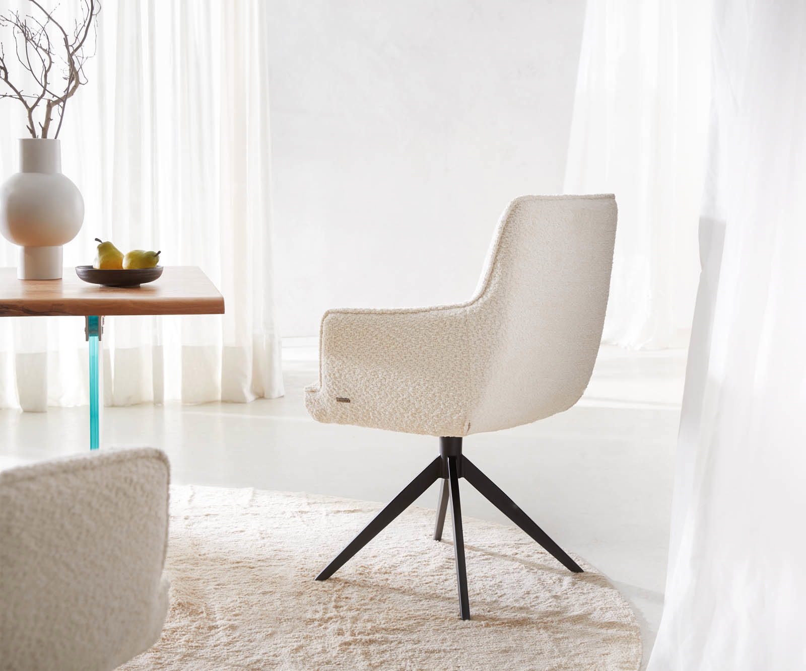 Drehstuhl Heira-Flex mit Armlehnen Bouclé Weiß Kreuzgestell breit Schwarz 360° drehbar Taschenfederkern 4 Drehstuhl Heira-Flex mit Armlehnen Bouclé Weiß Kreuzgestell breit Schwarz 360° drehbar Taschenfederkern 4