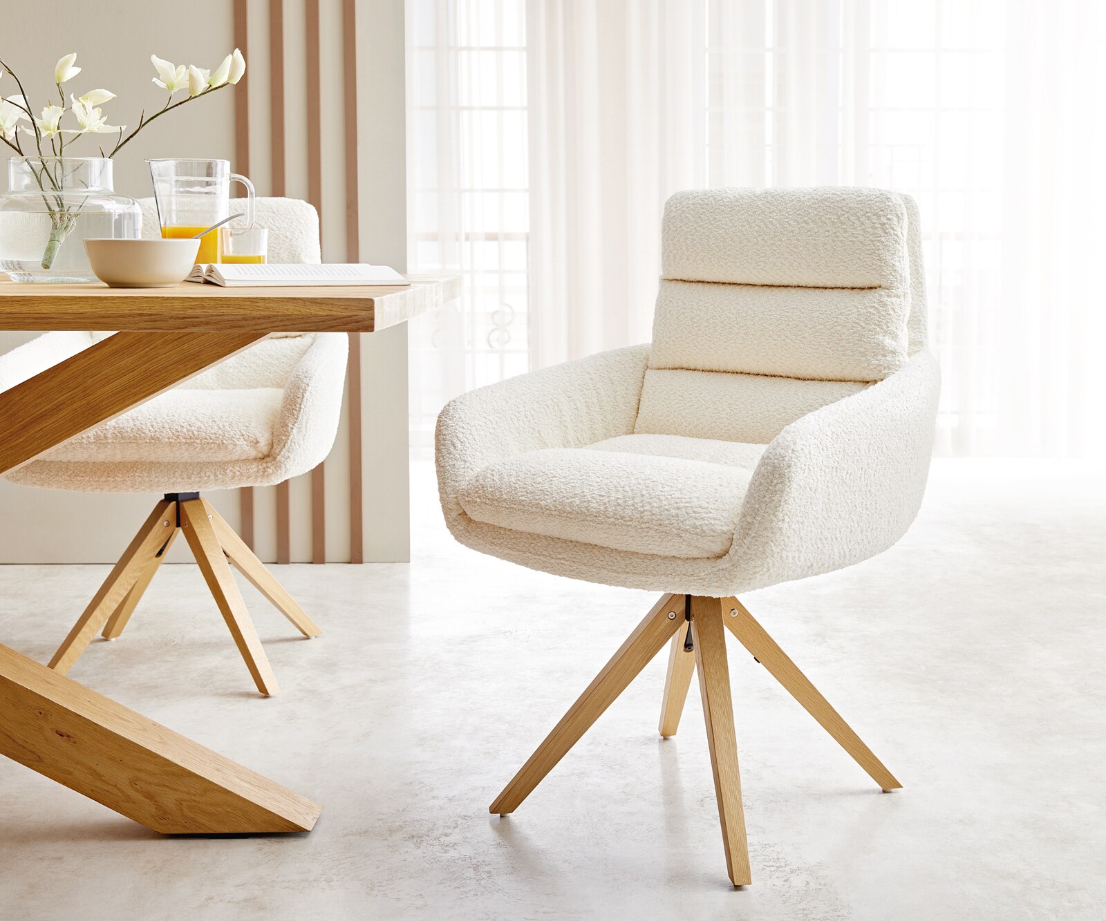 Chaise-pivotante Abelia-Flex avec accoudoirs bouclé blanc cadre en bois angulaire pivote sur 180°