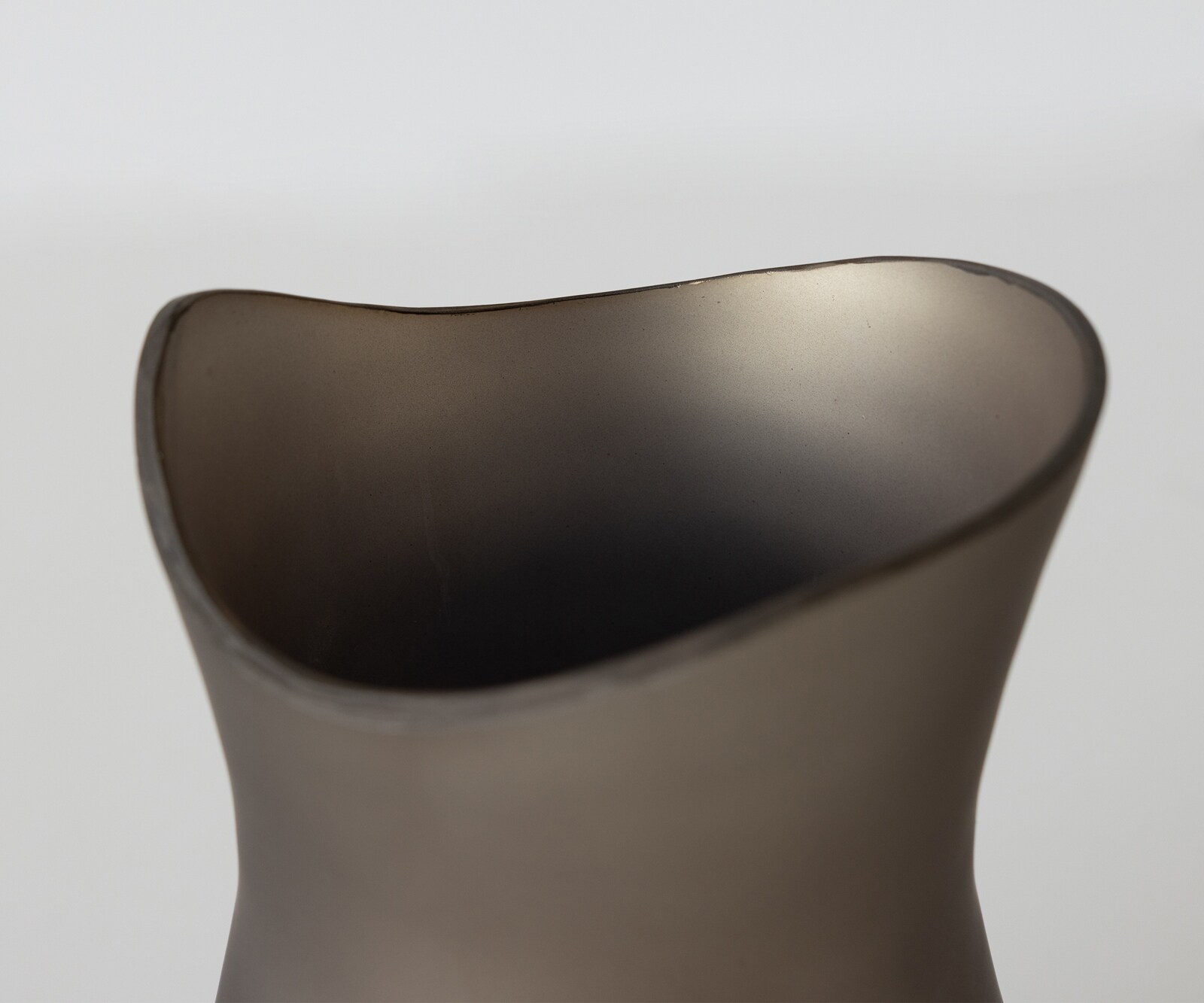 Vase Sinuo l16 x P16 x H30 cm Verre Opal Soufflé à la bouche 4
